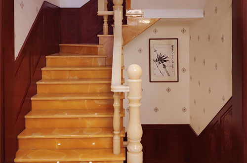 城西中式别墅室内汉白玉石楼梯的定制安装装饰效果